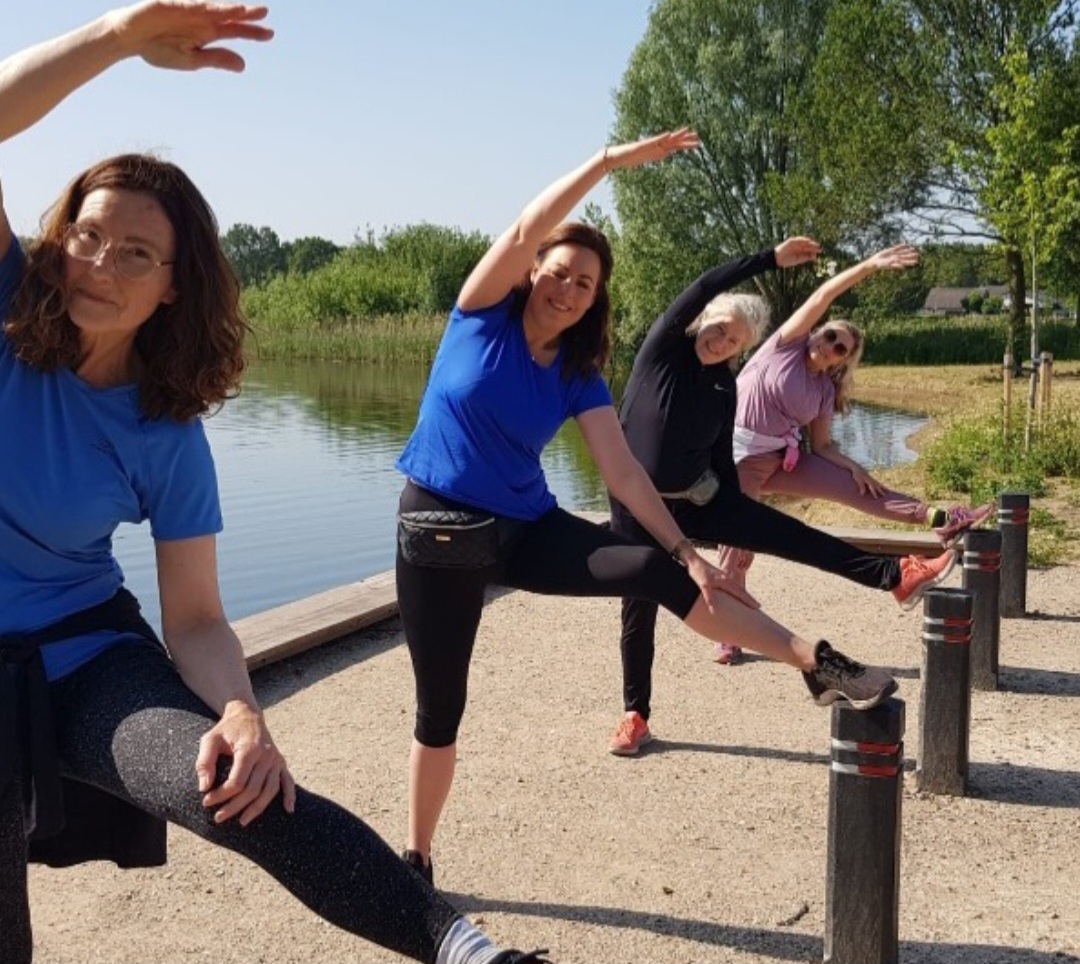 Groepsstretching aan het water